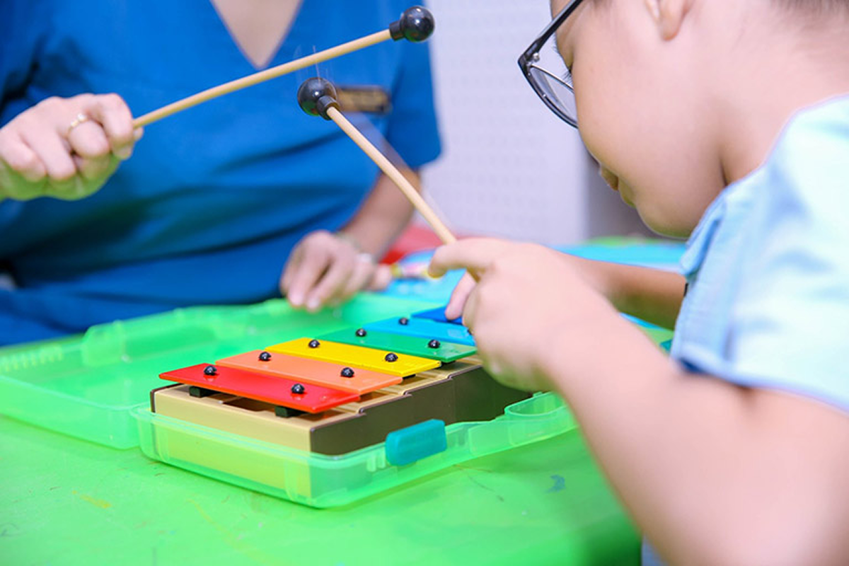 Liệu pháp điều trị tự kỷ, sử dụng âm nhạc và tương tác. 