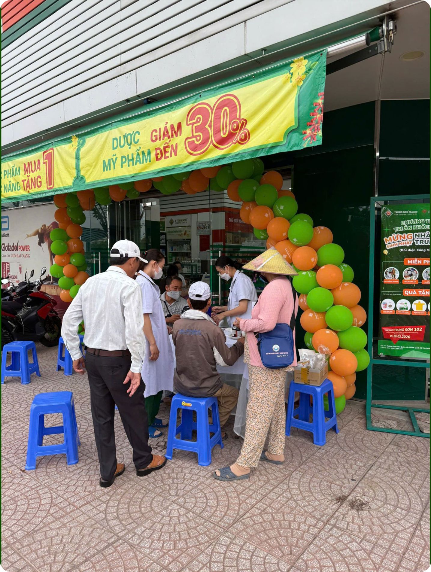 Đo huyết áp và tư vấn thuốc miễn phí tại bàn tư vấn Trung Sơn