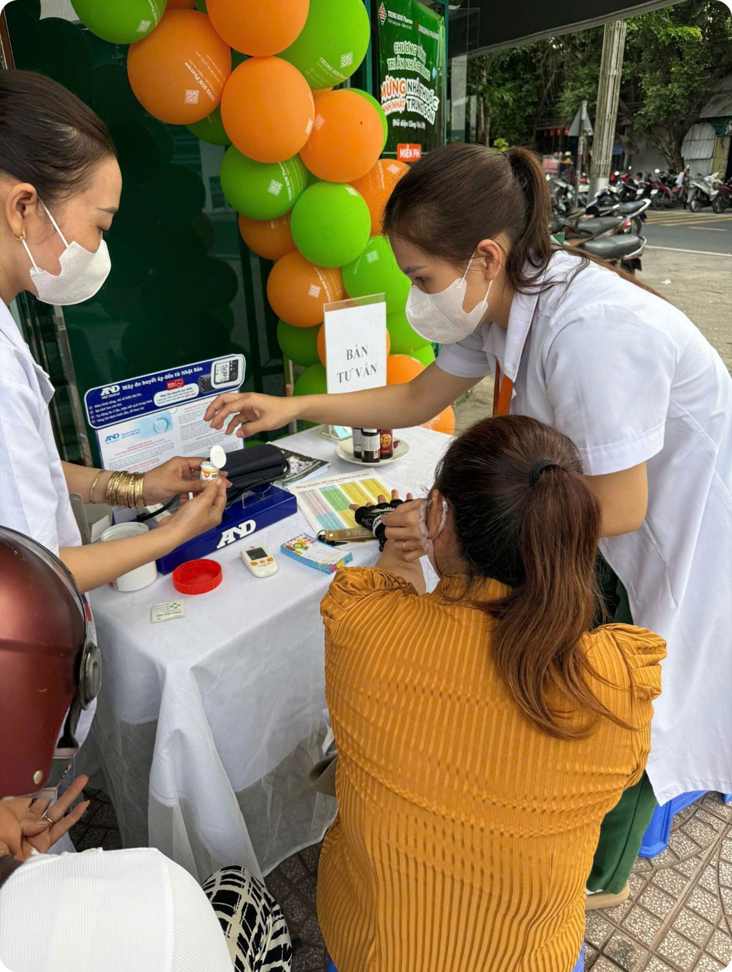 Nhân viên dược sĩ Trung Sơn hỗ trợ khách hàng tận tình